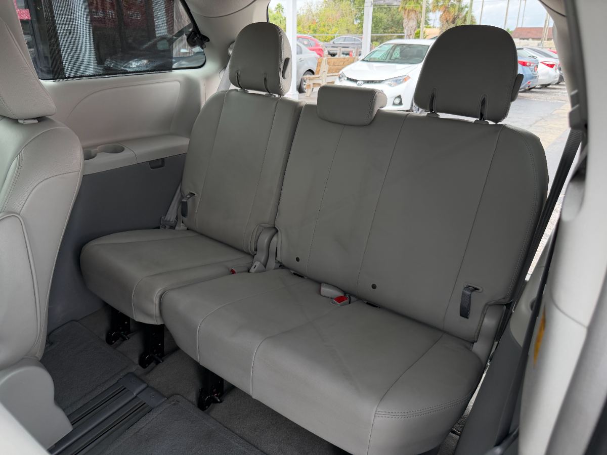 2012 Toyota Sienna photo 28
