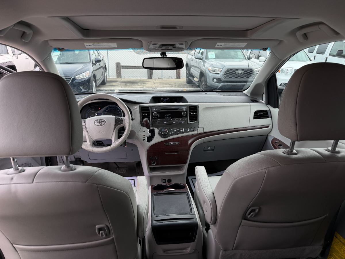 2012 Toyota Sienna photo 29
