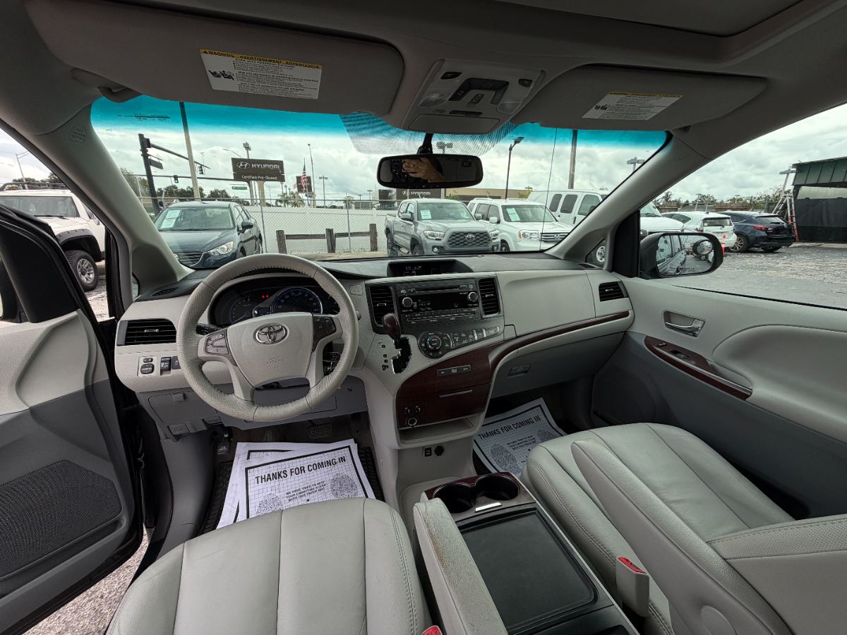 2012 Toyota Sienna photo 30
