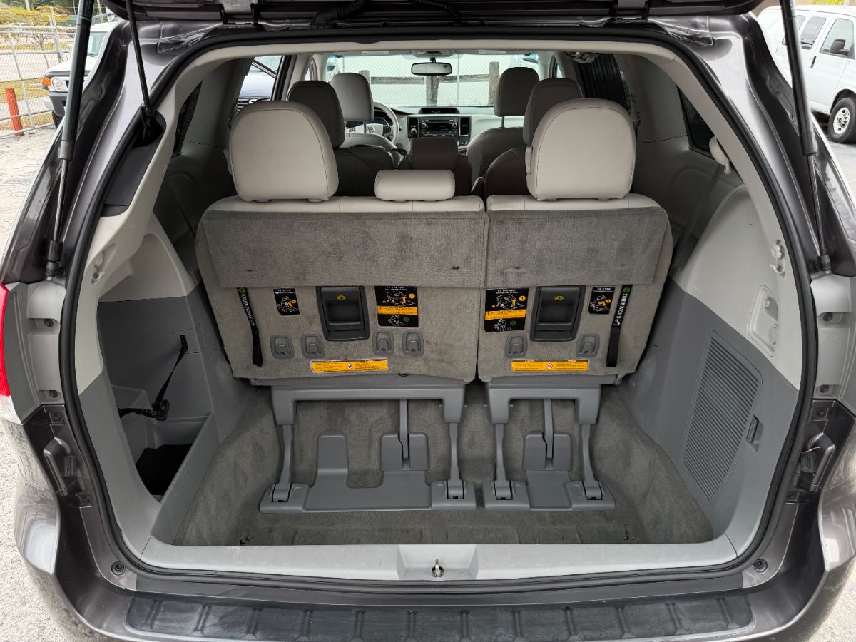 2012 Toyota Sienna photo 32