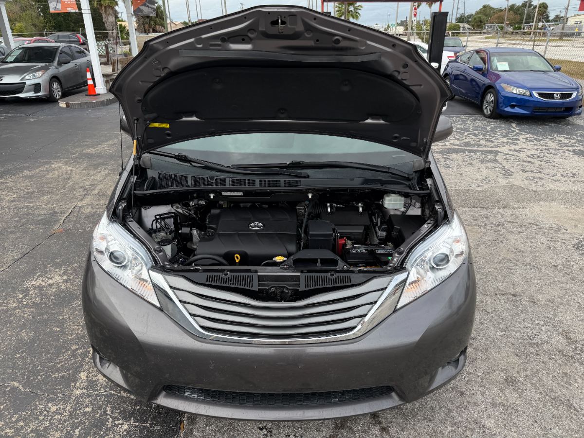 2012 Toyota Sienna photo 34