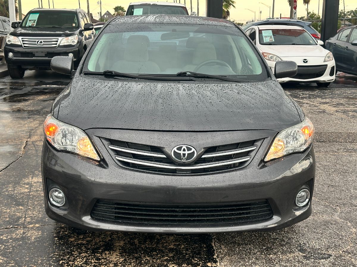 2013 Toyota Corolla photo 2