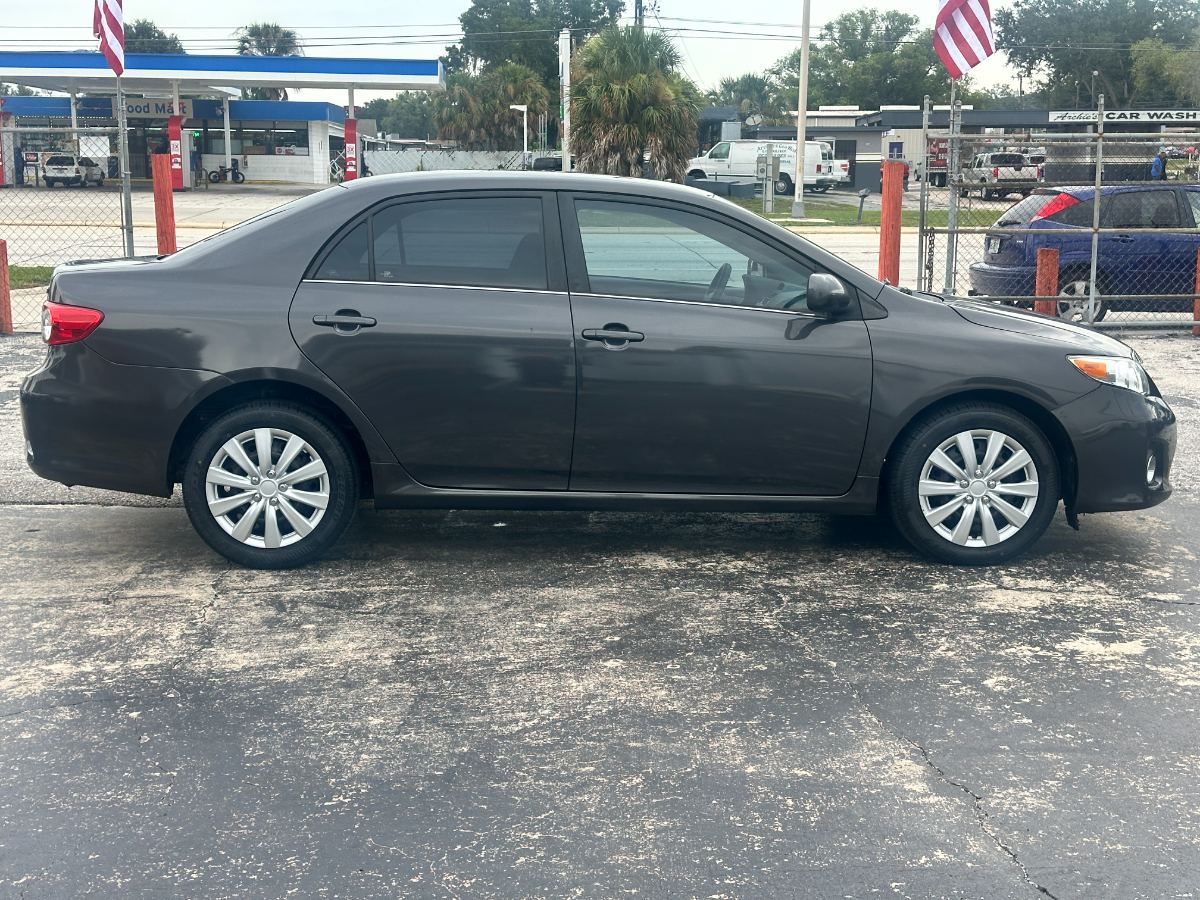 2013 Toyota Corolla photo 9