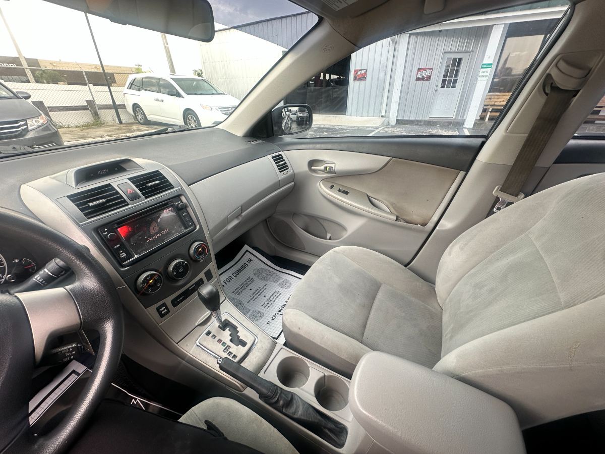 2013 Toyota Corolla photo 21