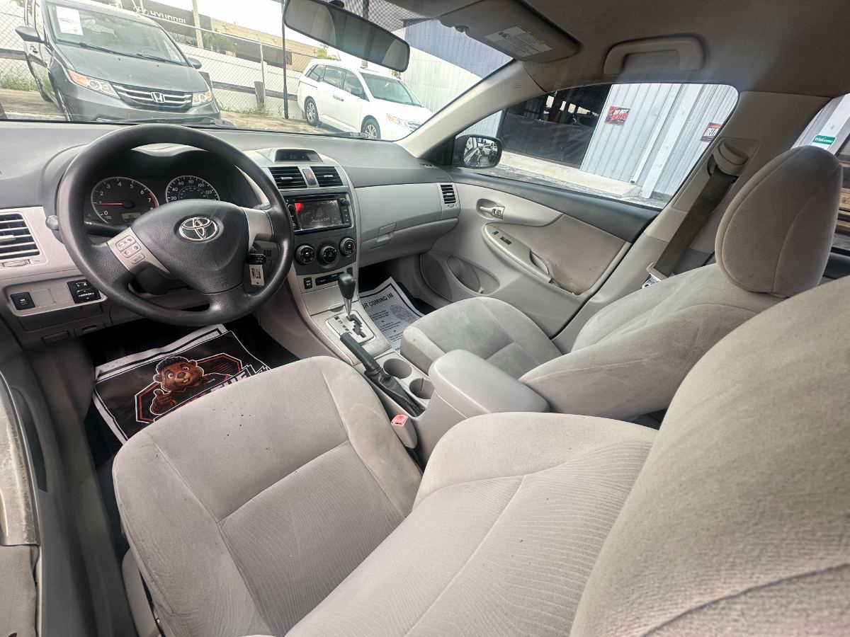 2013 Toyota Corolla photo 25