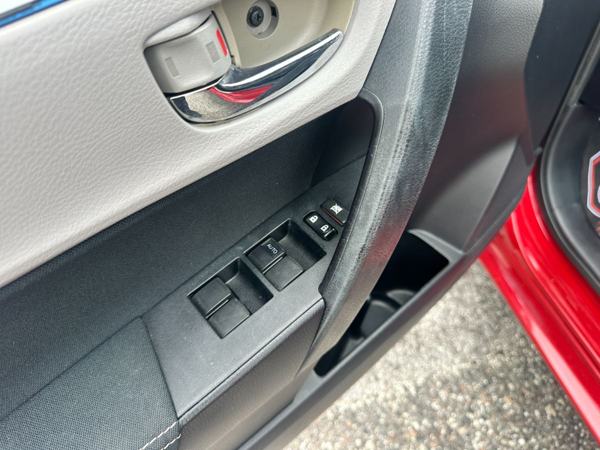 2016 Toyota Corolla photo 13