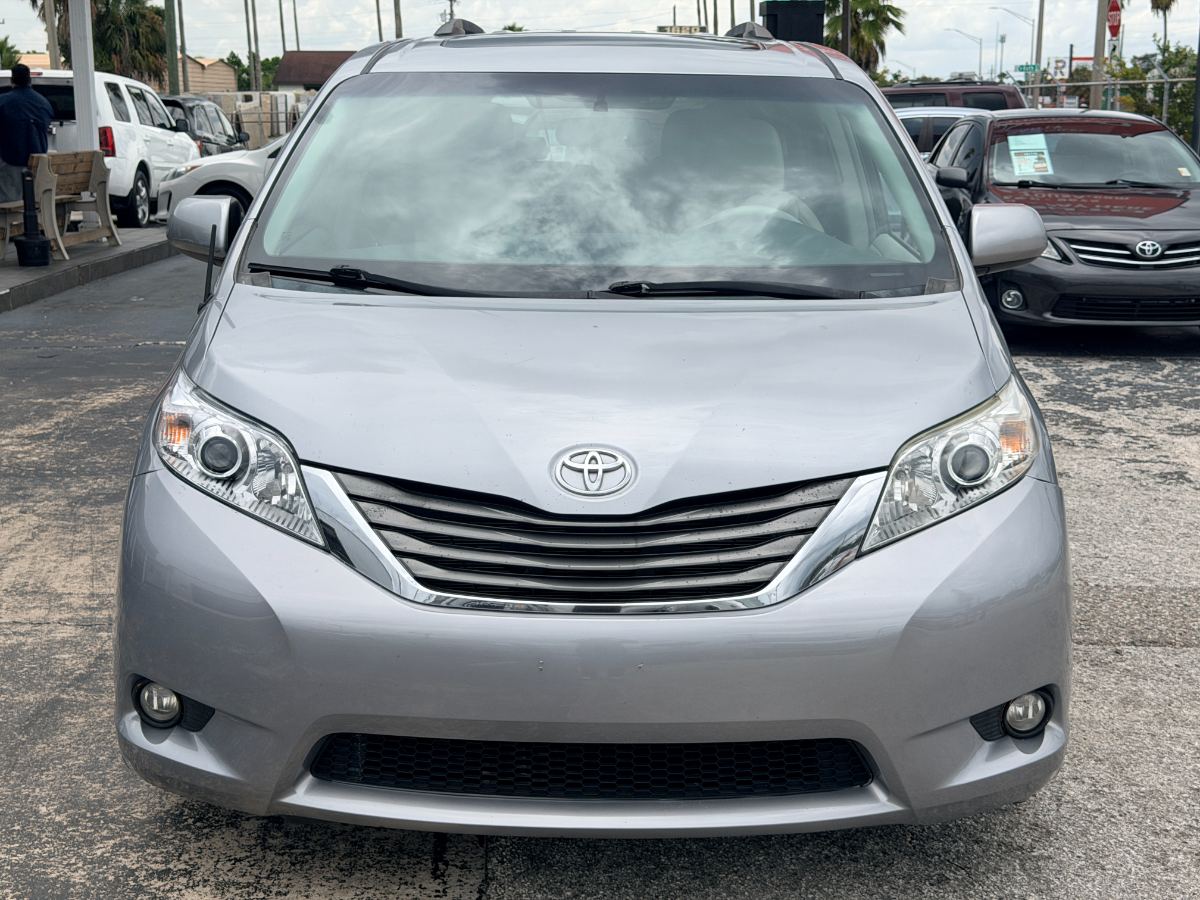 2013 Toyota Sienna photo 2