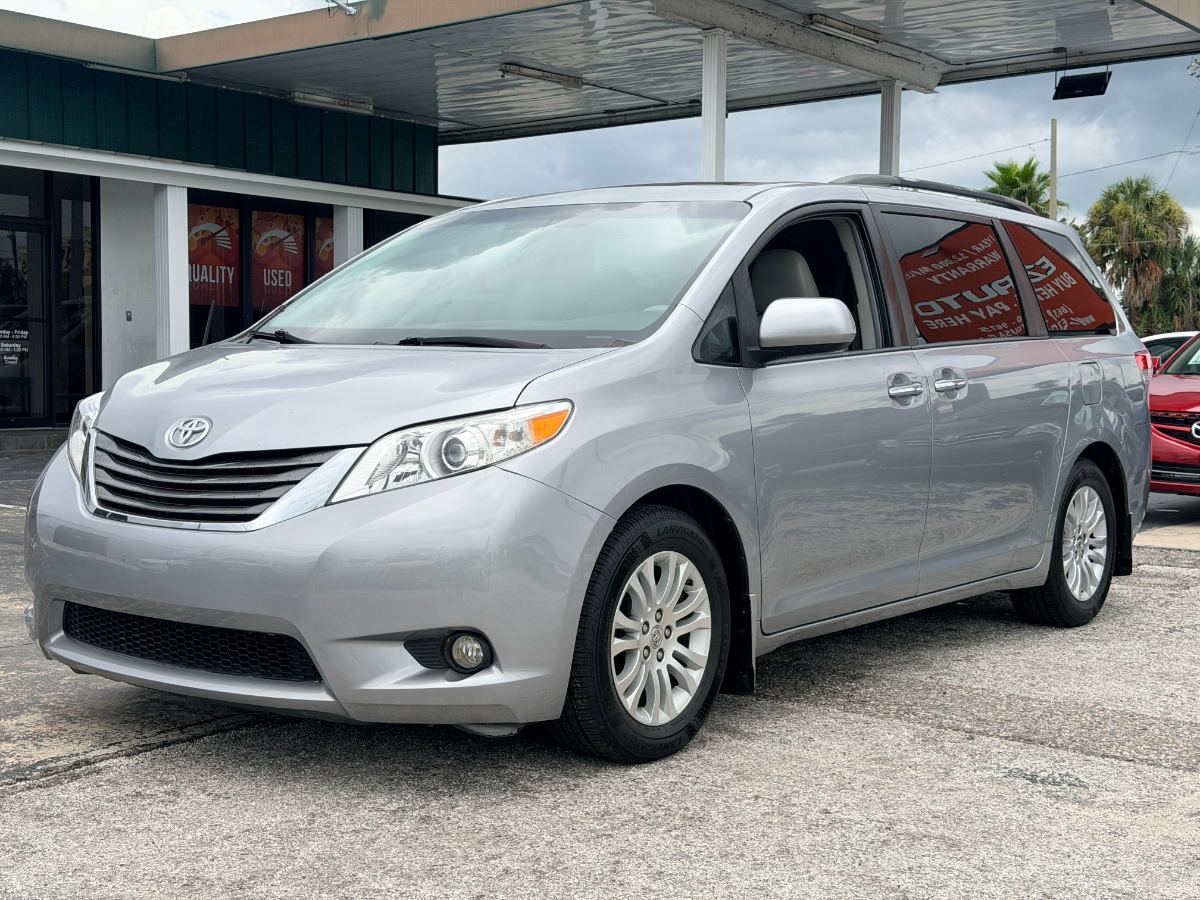 2013 Toyota Sienna photo 3