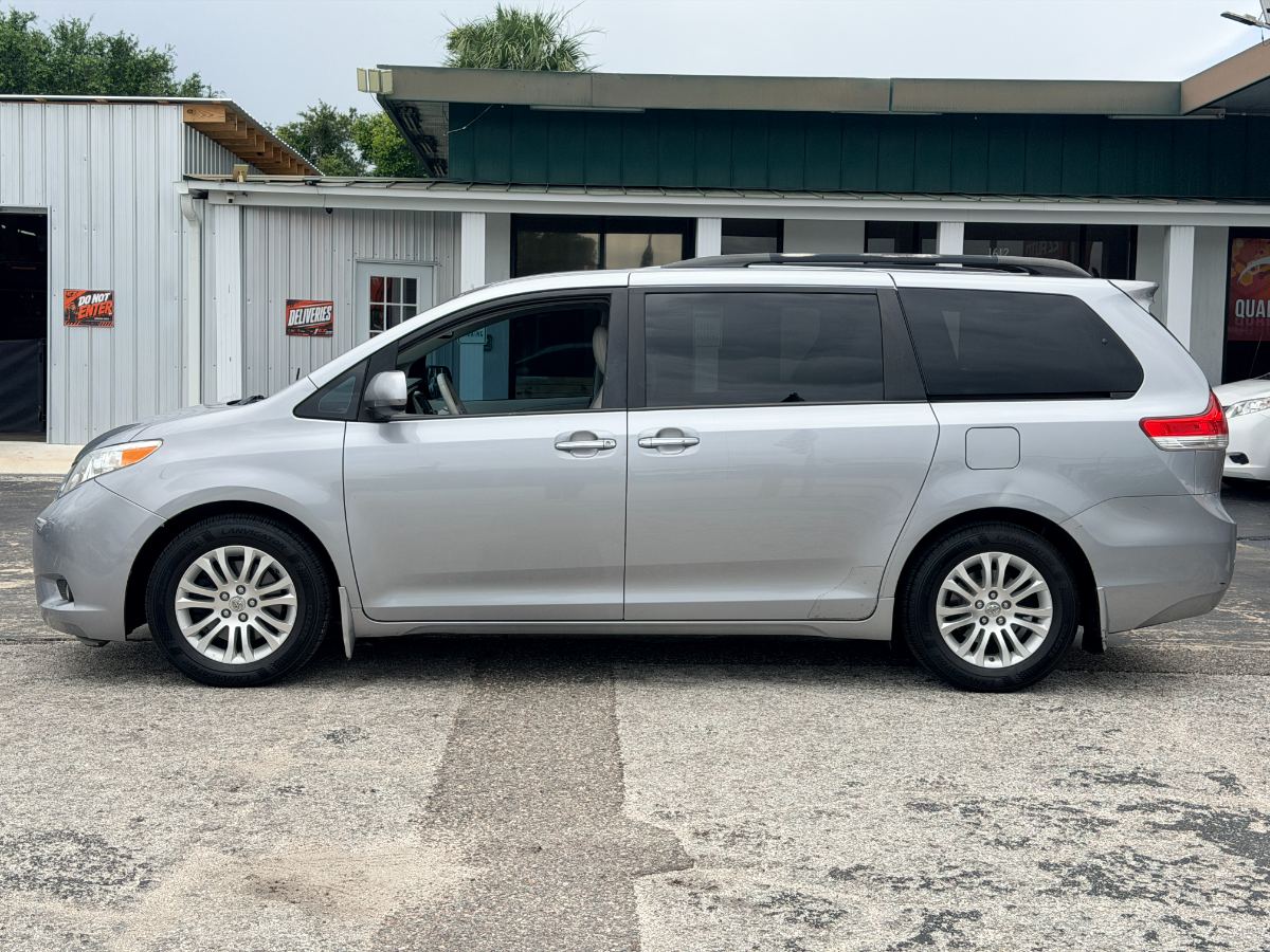 2013 Toyota Sienna photo 4