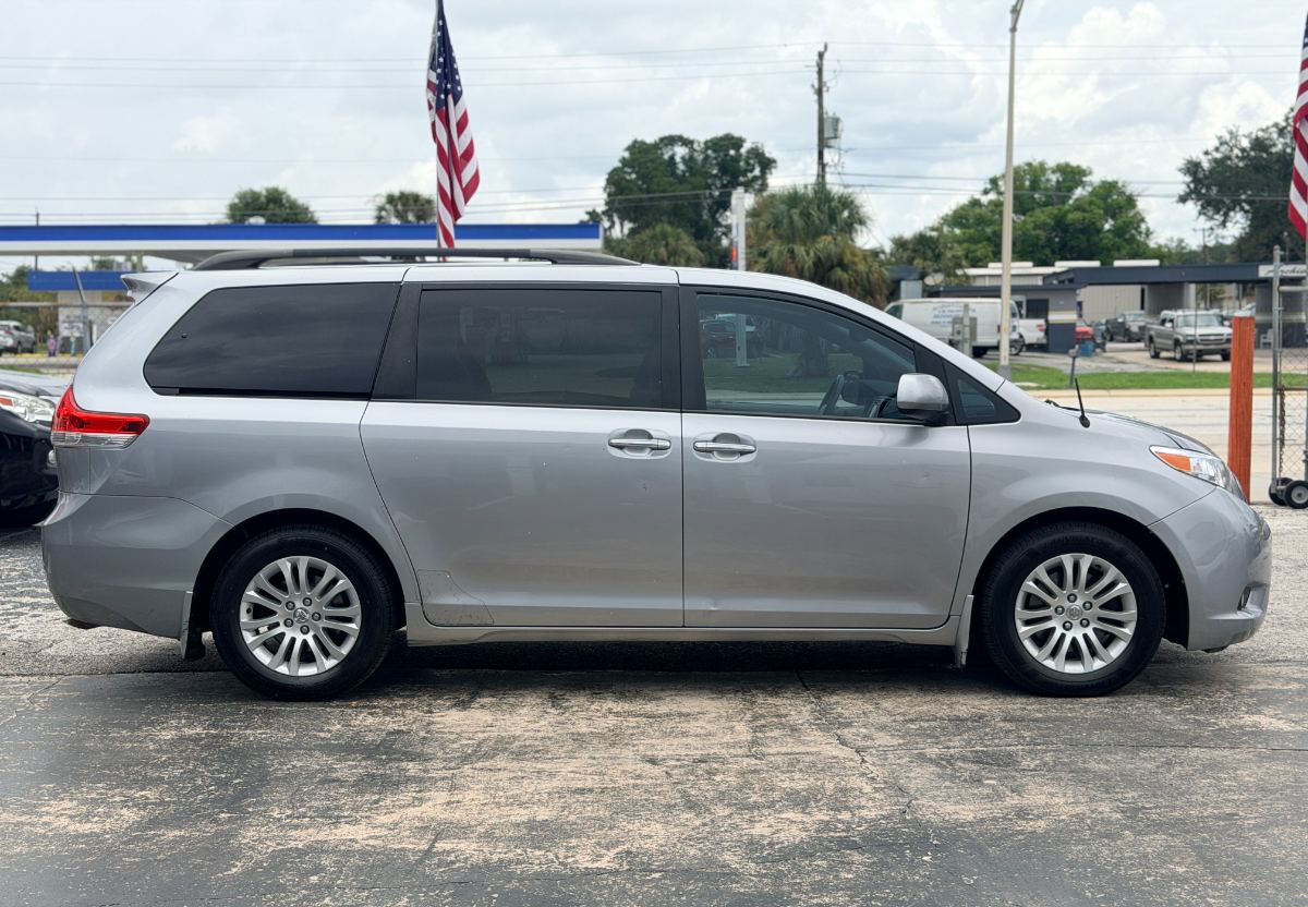 2013 Toyota Sienna photo 8