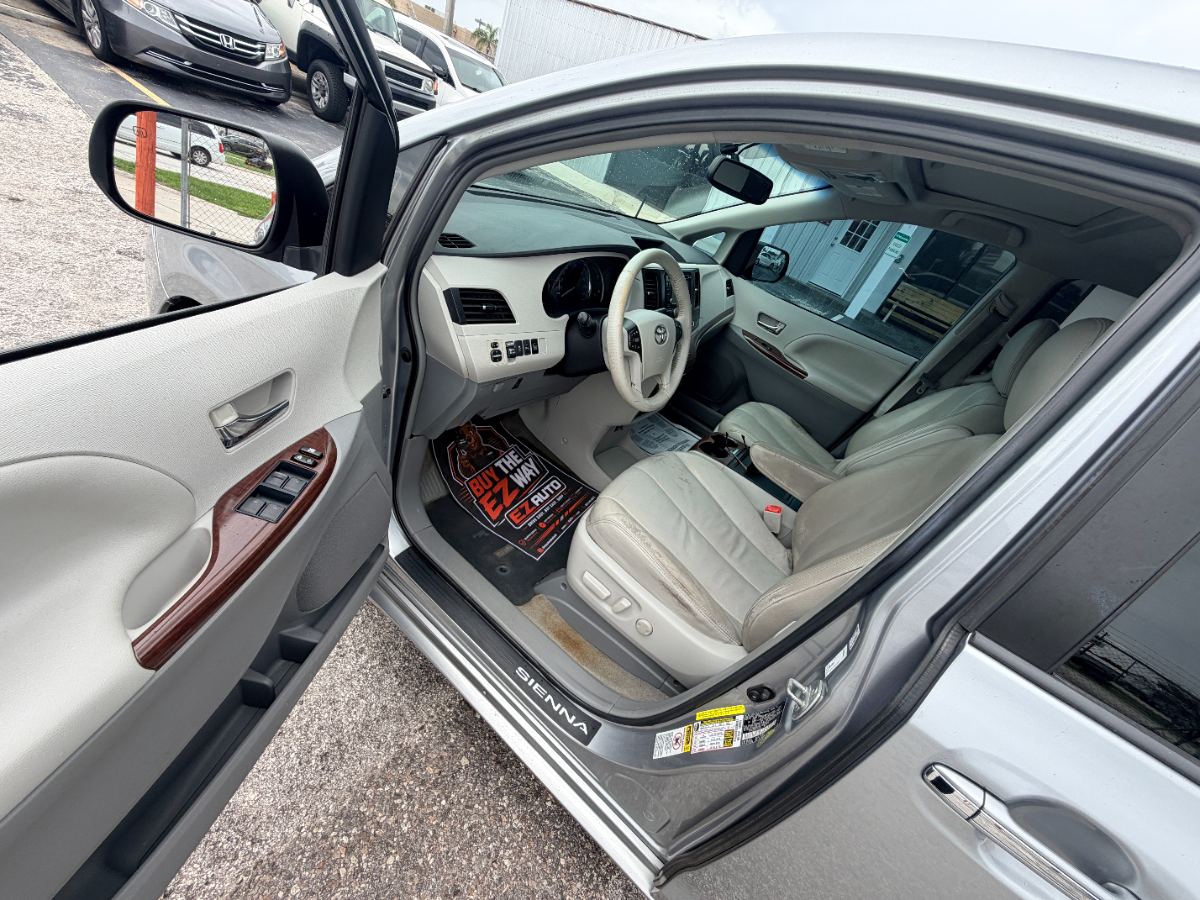 2013 Toyota Sienna photo 11