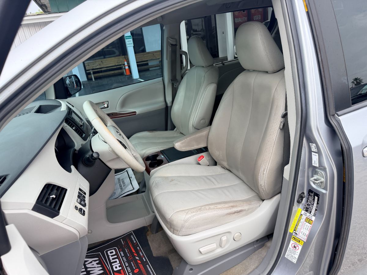 2013 Toyota Sienna photo 12