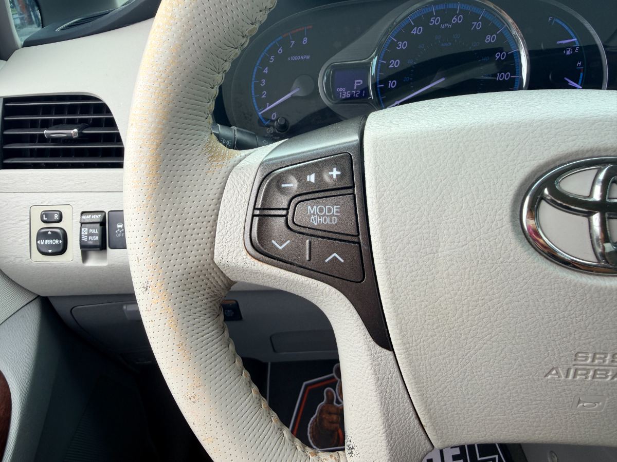 2013 Toyota Sienna photo 16