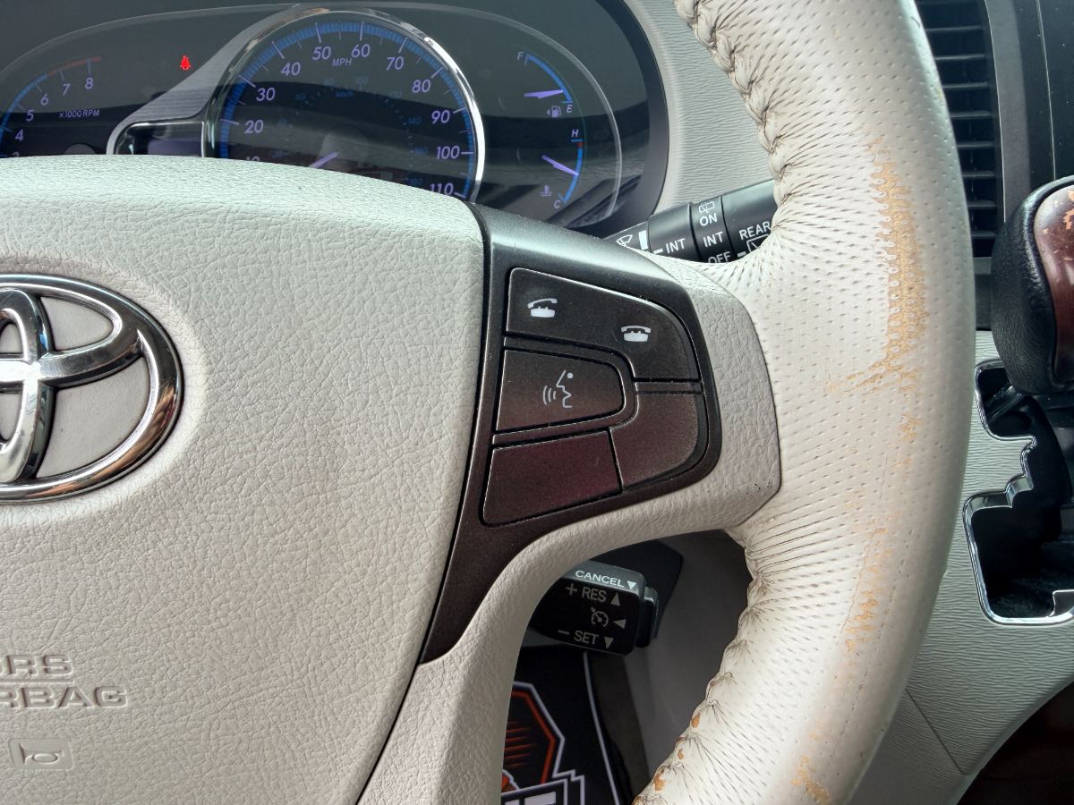 2013 Toyota Sienna photo 17