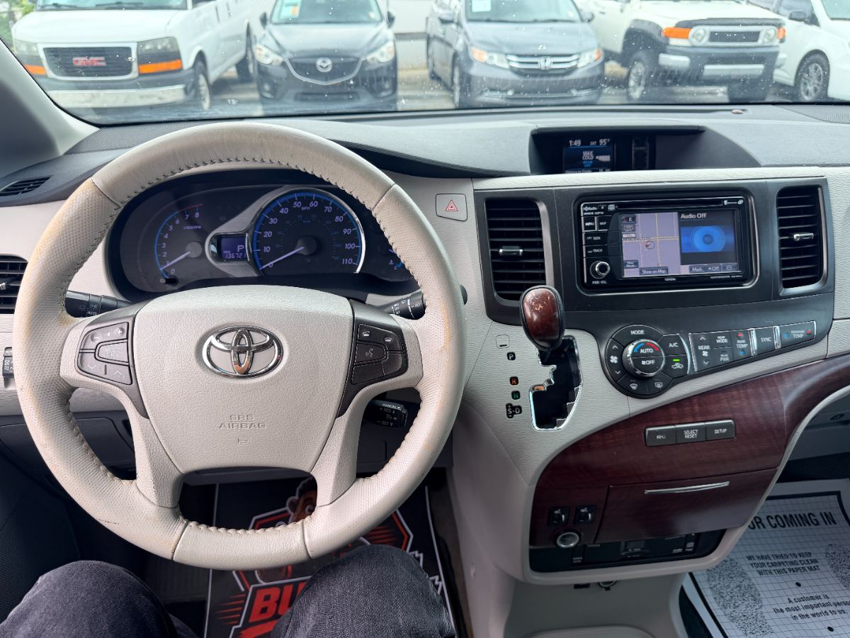 2013 Toyota Sienna photo 18