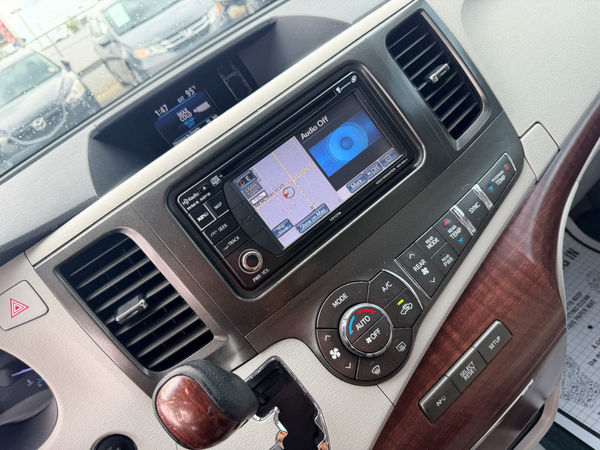 2013 Toyota Sienna photo 19