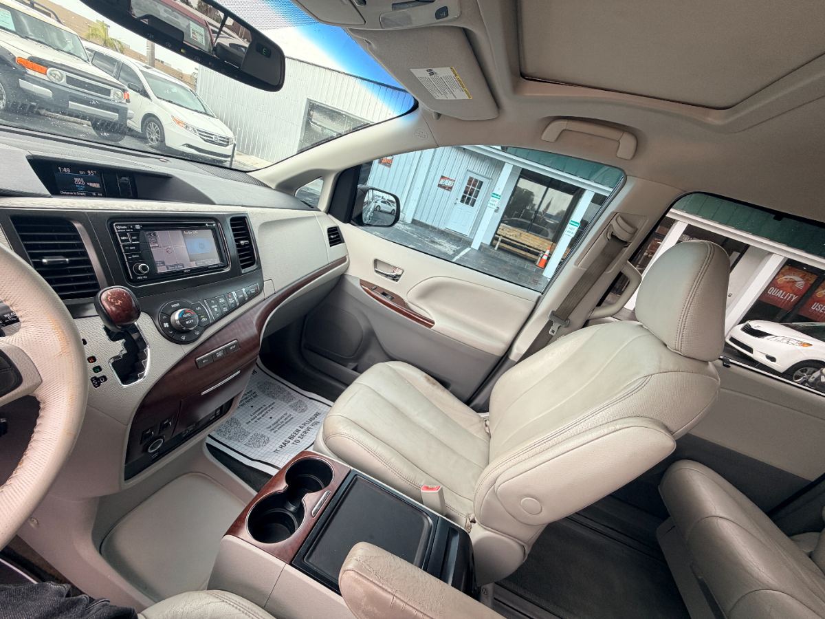 2013 Toyota Sienna photo 22