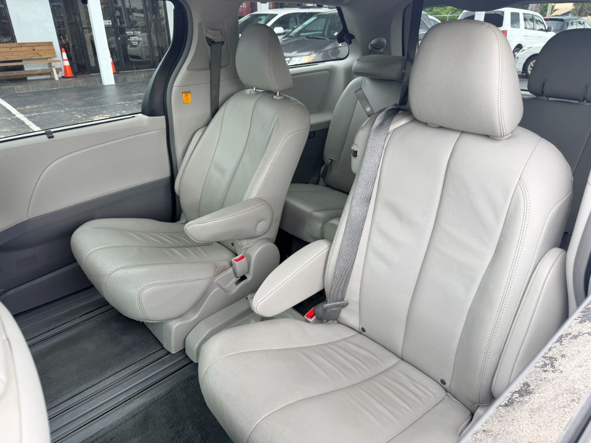 2013 Toyota Sienna photo 25
