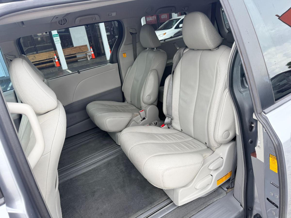 2013 Toyota Sienna photo 26