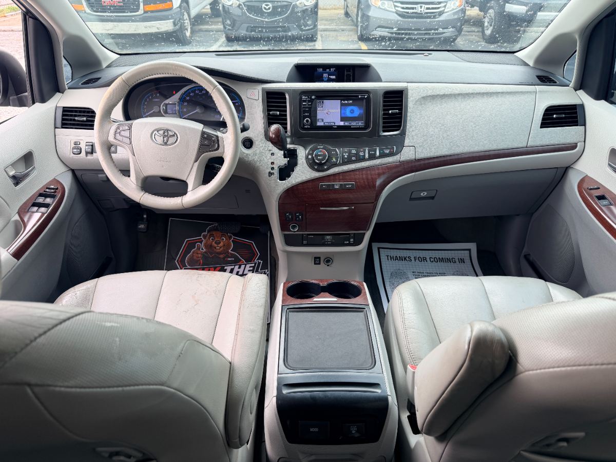 2013 Toyota Sienna photo 27