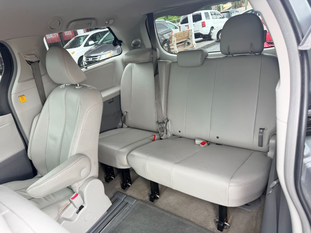 2013 Toyota Sienna photo 28