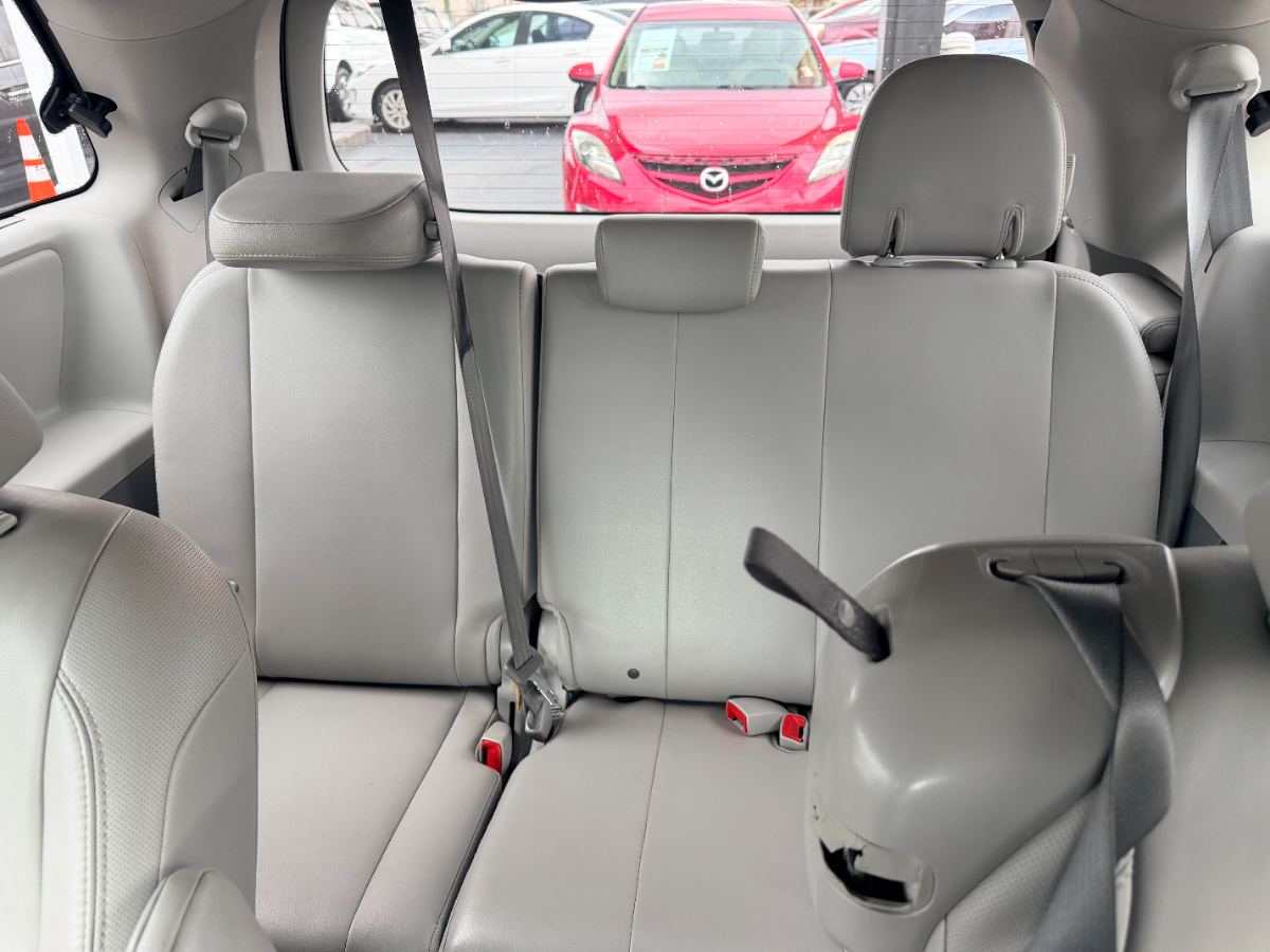 2013 Toyota Sienna photo 29