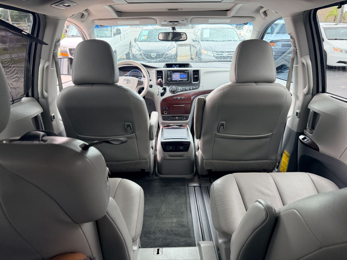 2013 Toyota Sienna photo 30