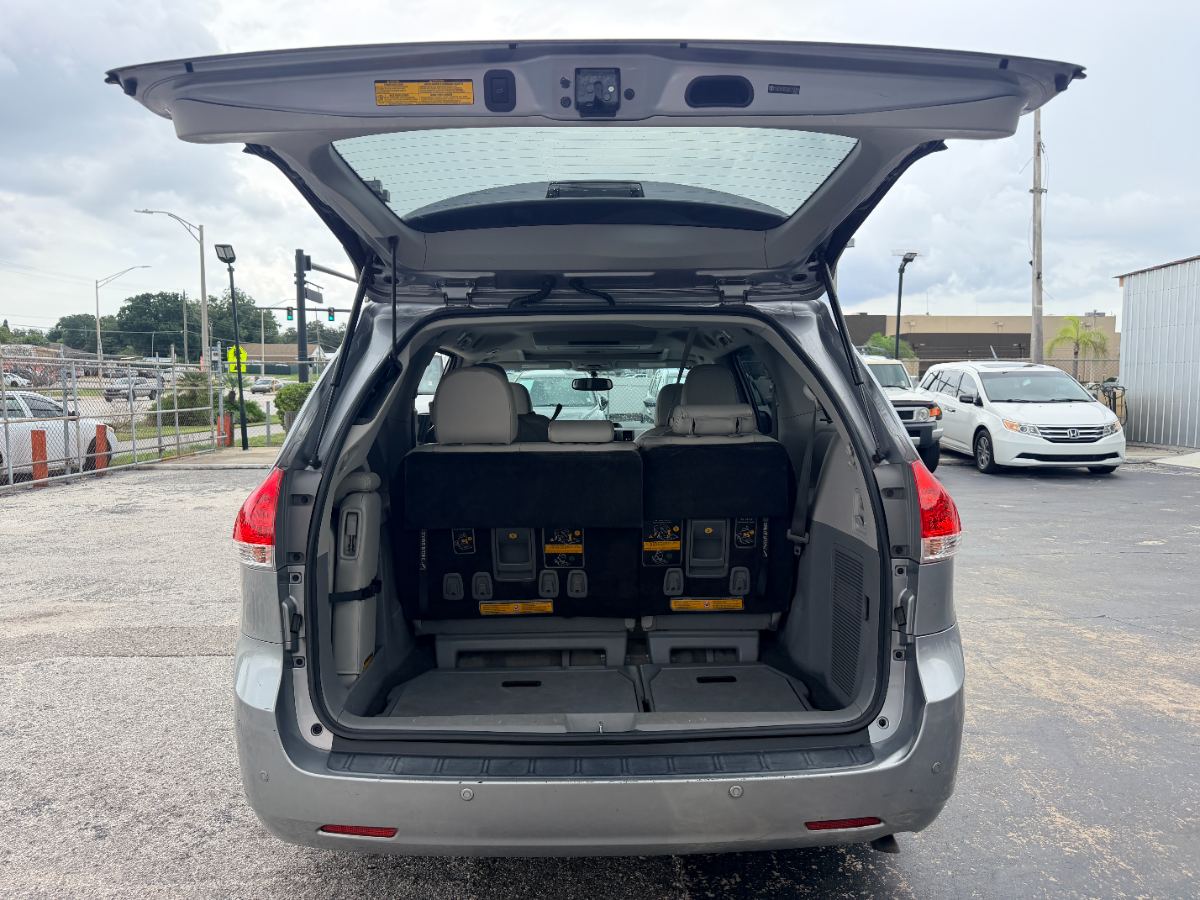 2013 Toyota Sienna photo 32