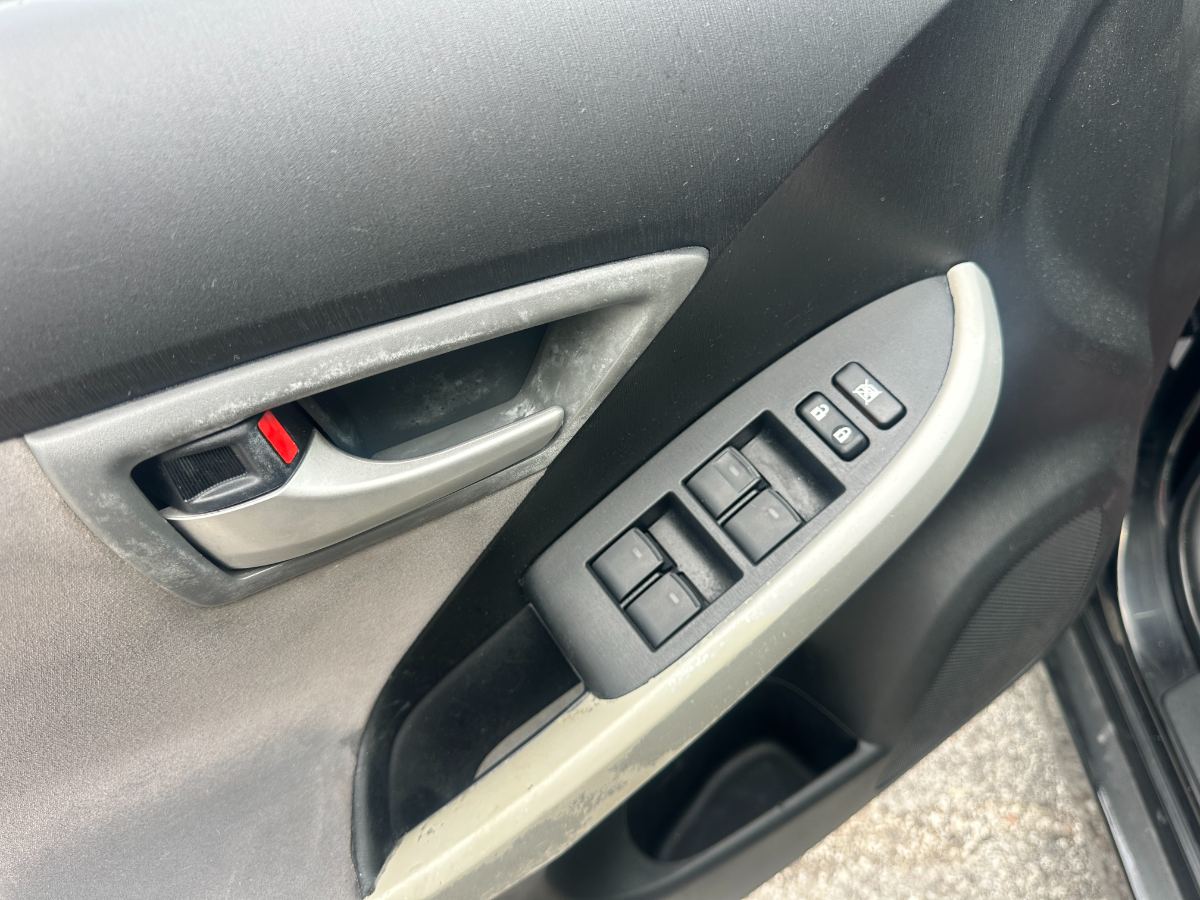 2015 Toyota Prius photo 15