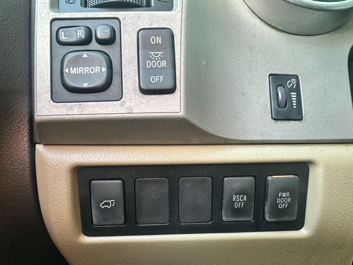 2008 Toyota Sequoia photo 17