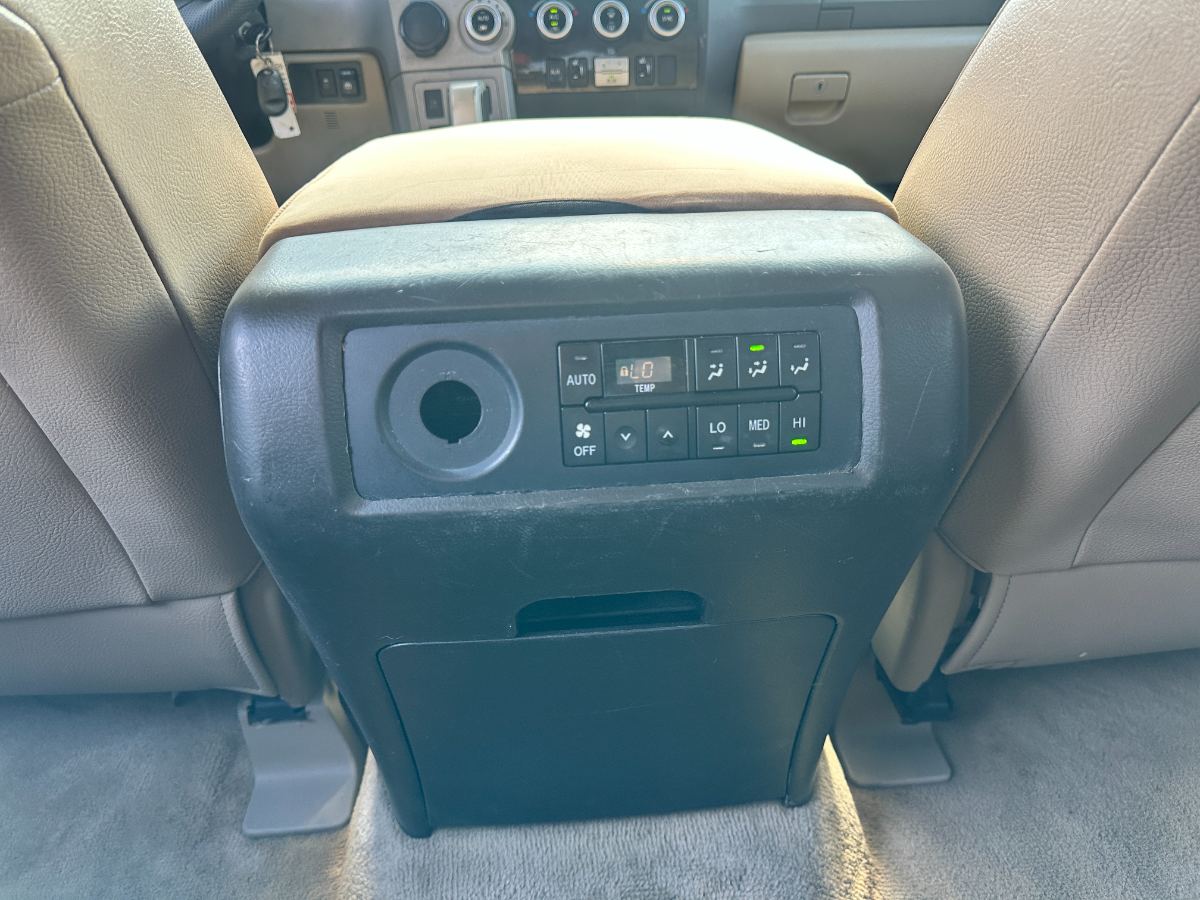 2008 Toyota Sequoia photo 26