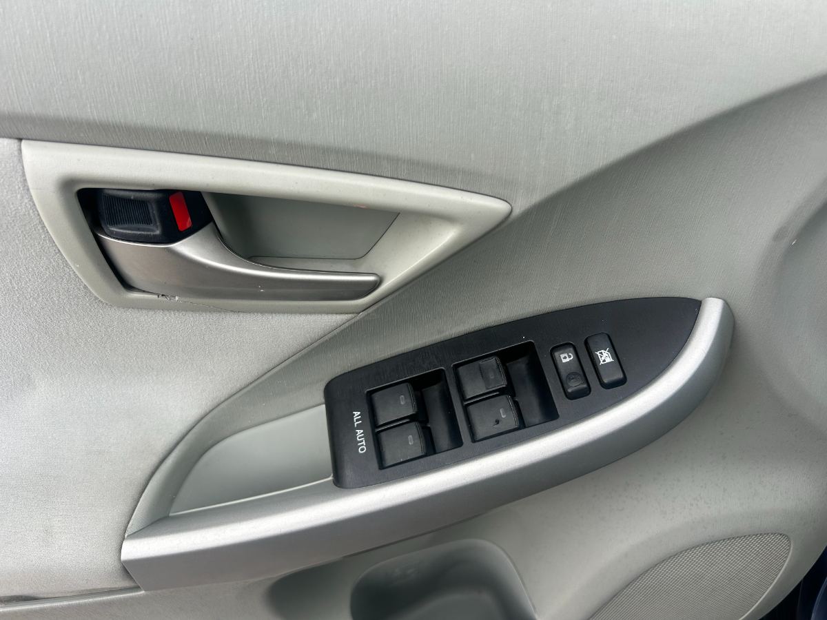 2014 Toyota Prius photo 17