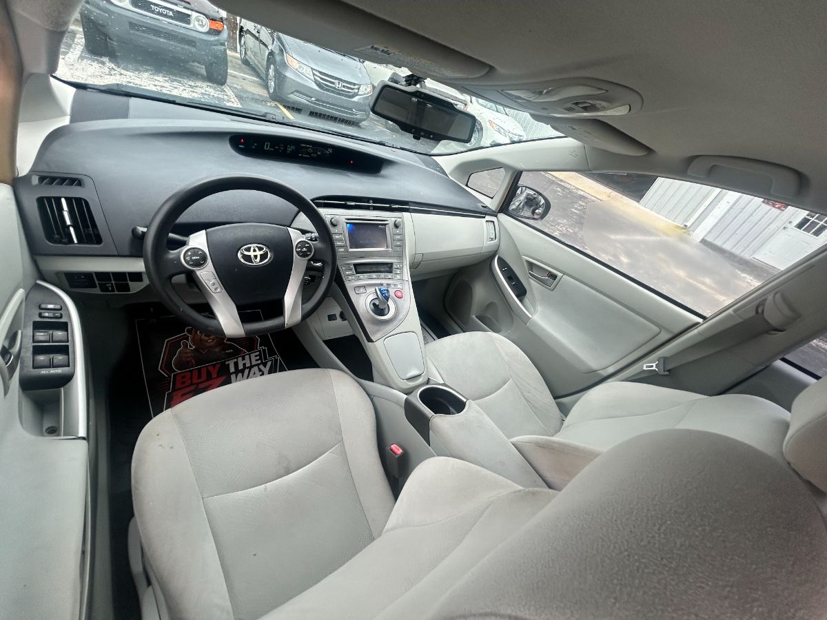 2014 Toyota Prius photo 32