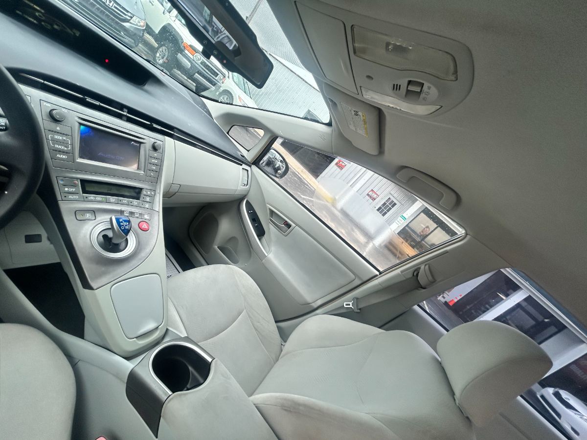 2014 Toyota Prius photo 33