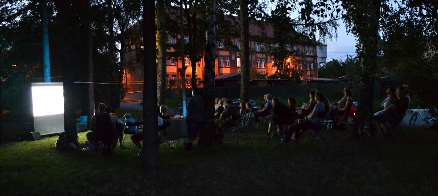 Cesta z festivalové bubliny může vést i přes kadeřnictví