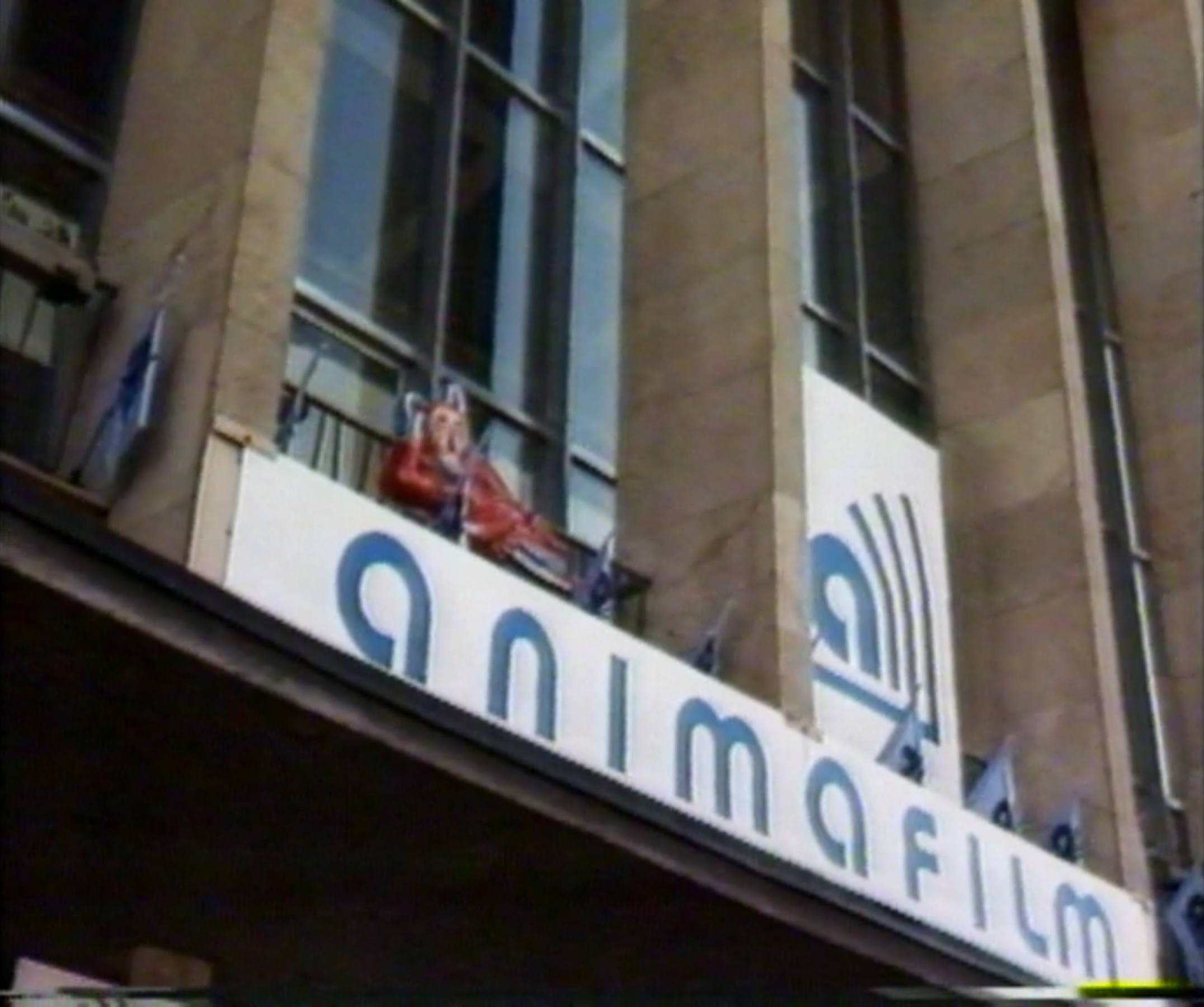 Výzdoba festivalové lokace (1990) zdroj: Archiv České televize (součást pořadu Týden v kultuře).