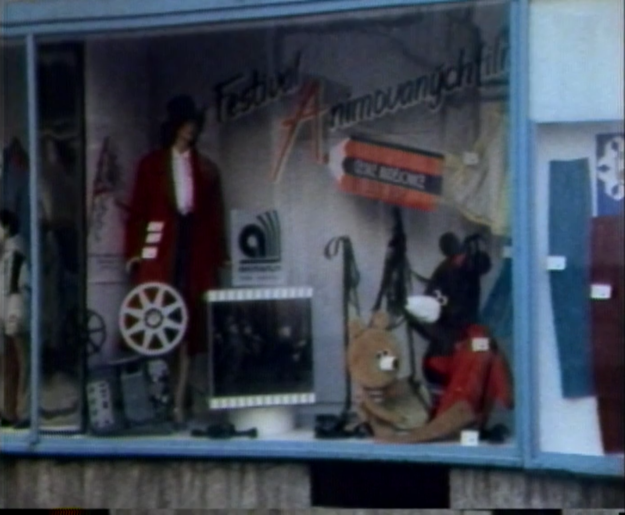 Festivalová výzdoba výlohy (1988) zdroj: Archiv České televize (součást pořadu Aktuality).