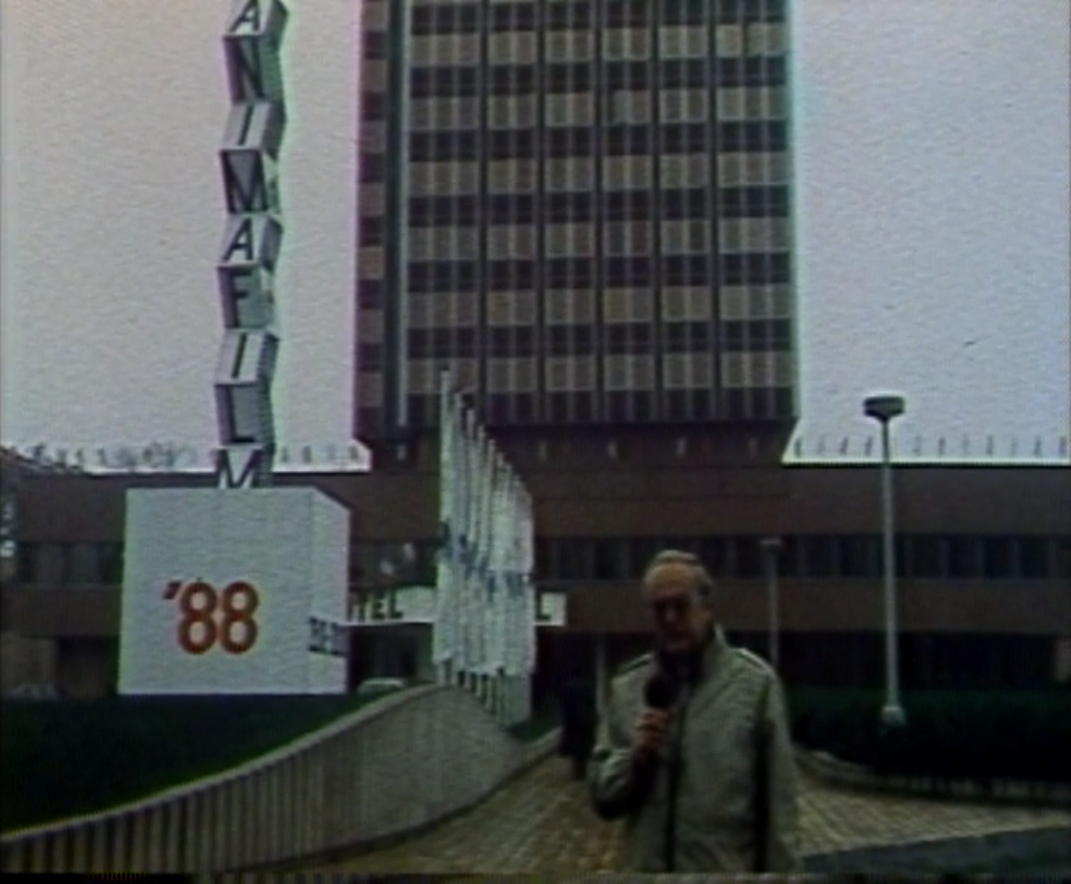 Před tehdejším hotelem Gomel, který byl “festivalovým střediskem” (1988) zdroj: Archiv České televize (součást pořadu Aktuality).