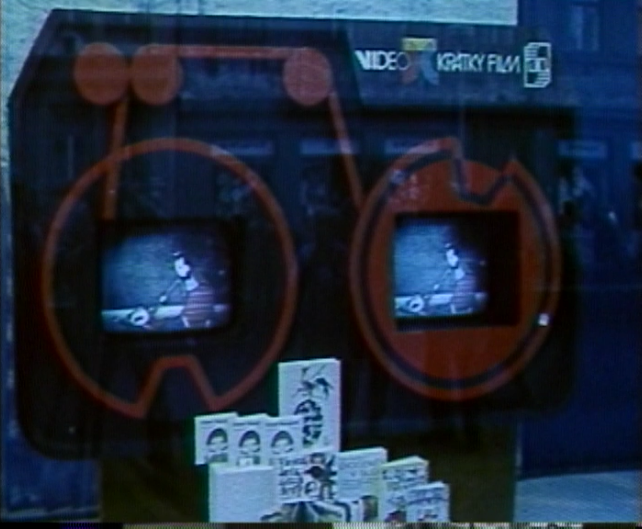 Instalace Krátkého filmu s projekcí ve výloze (1988) zdroj: Archiv České televize (součást pořadu Aktuality).