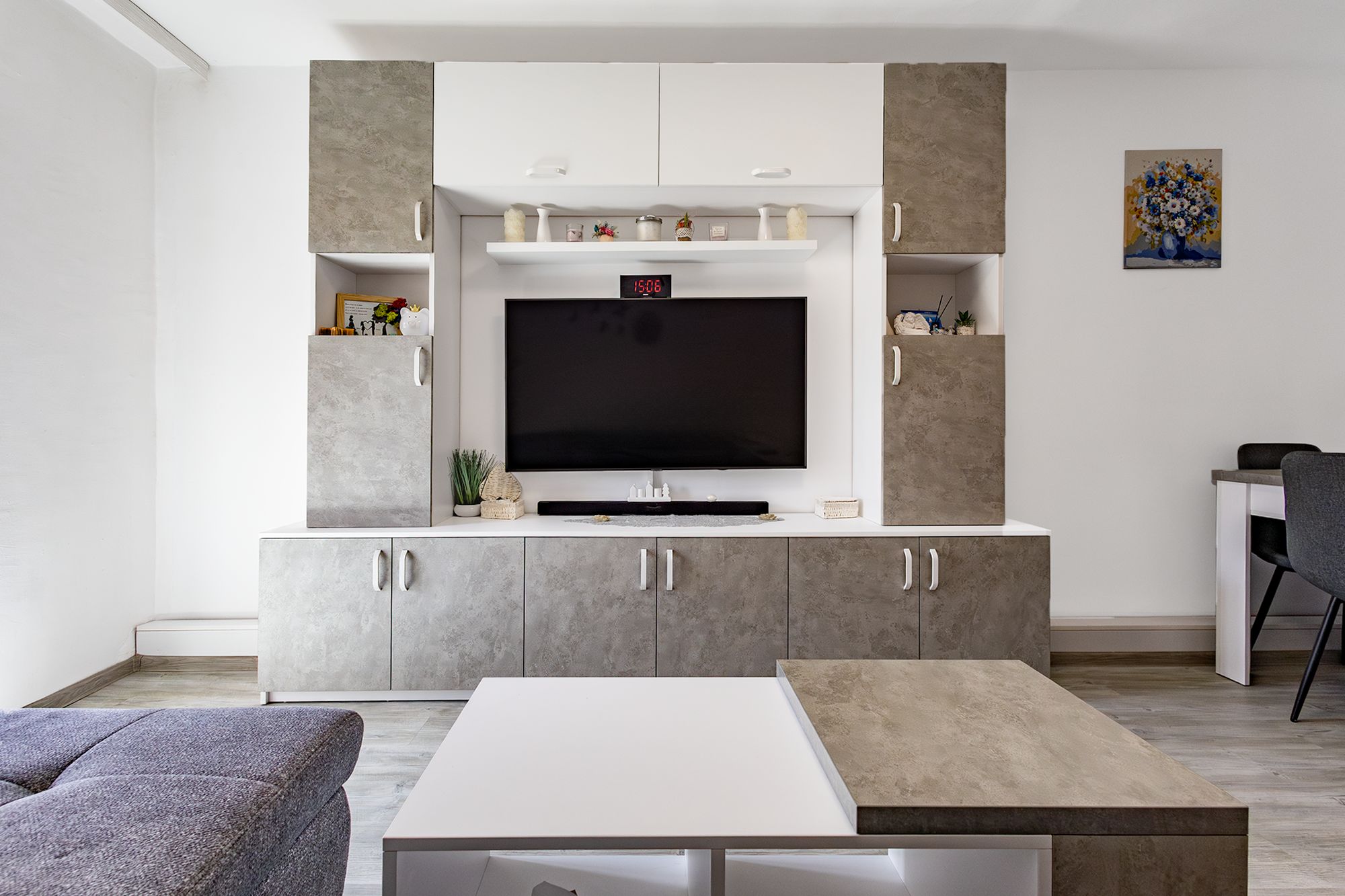 Living 16,50 mp cu bibliotecă TV alb și gri-beton