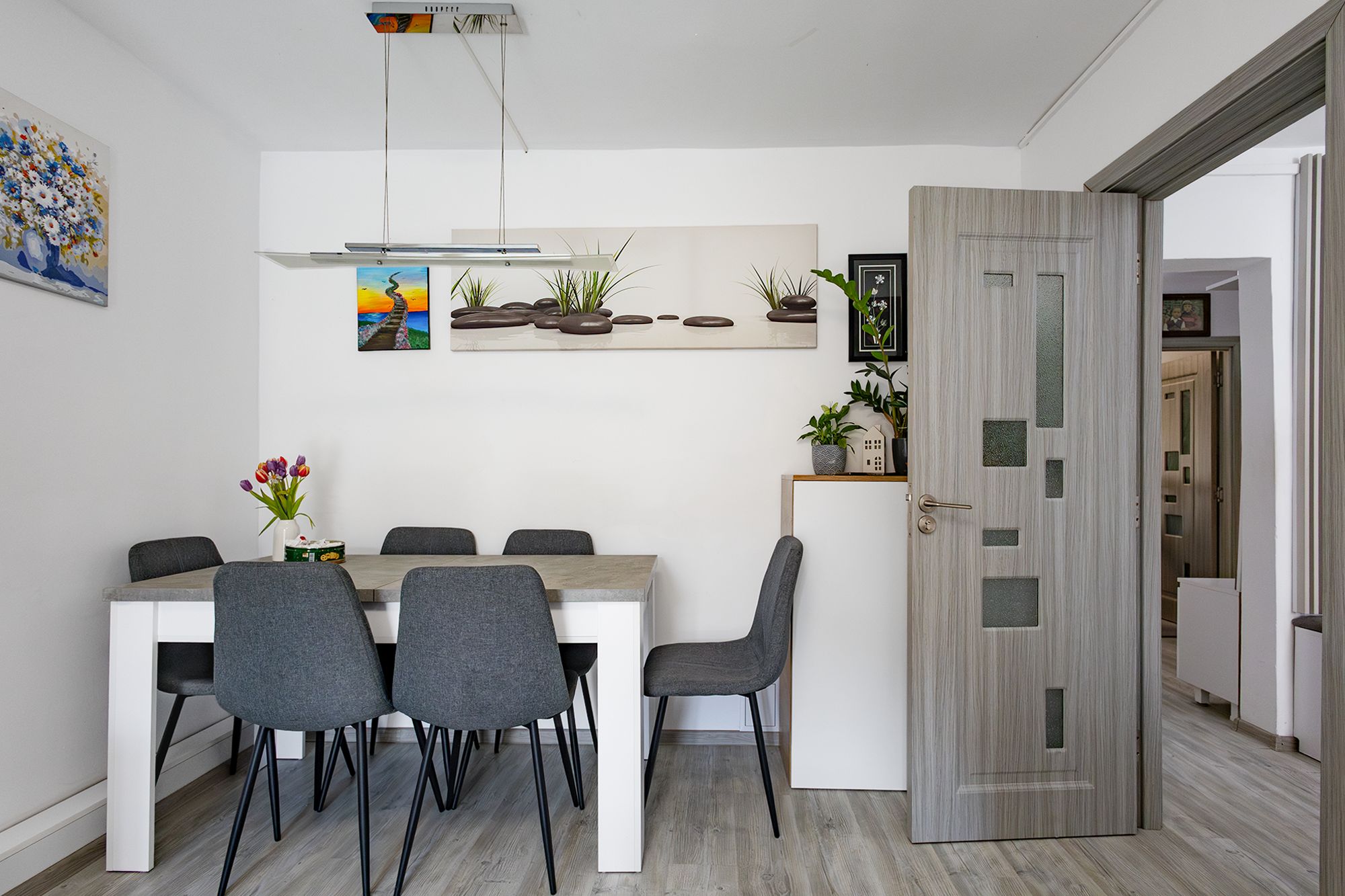 Masă de dining alb-beton și comodă auxiliară în living