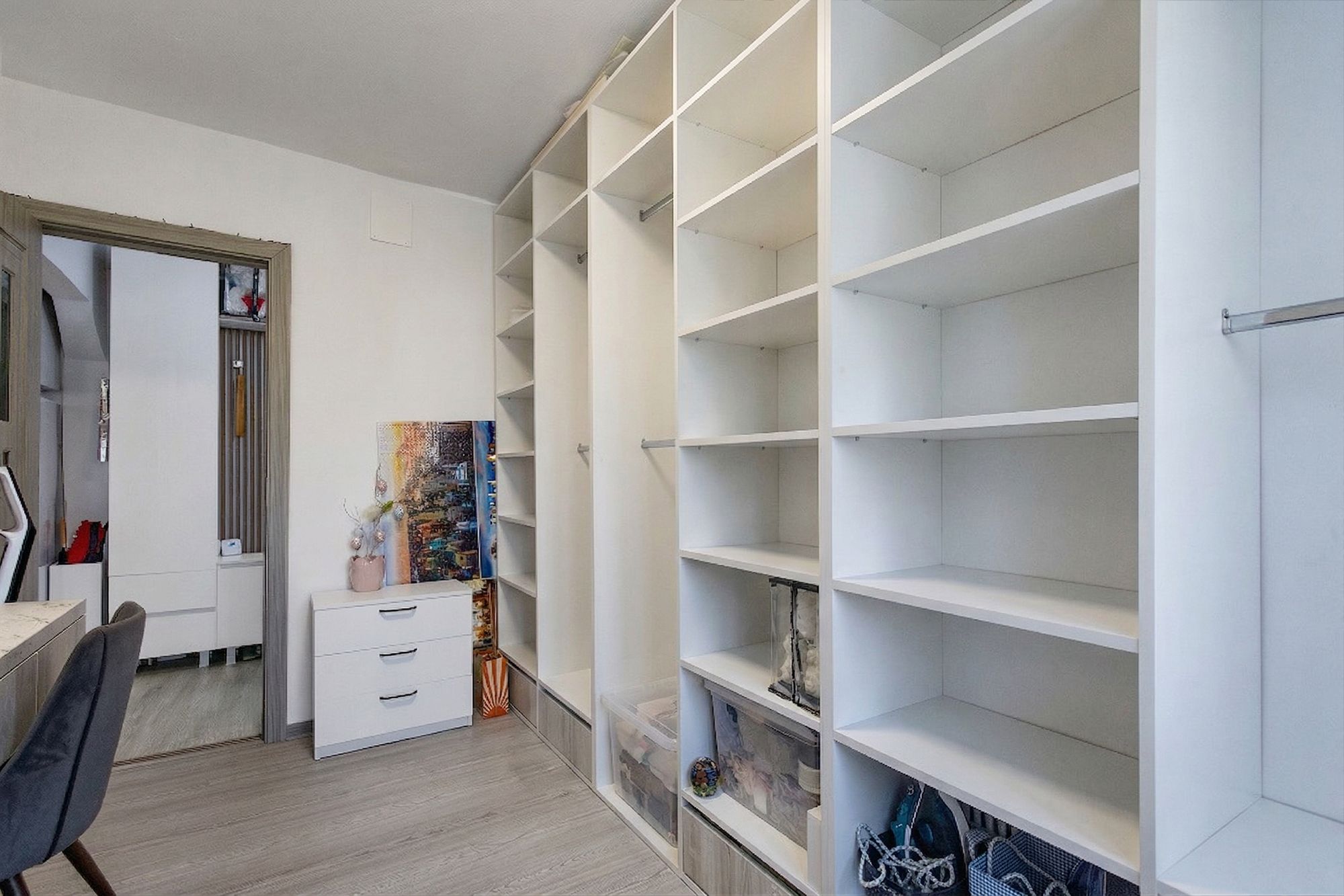 Cameră de dressing 7,99 mp cu 6 module deschise până în tavan