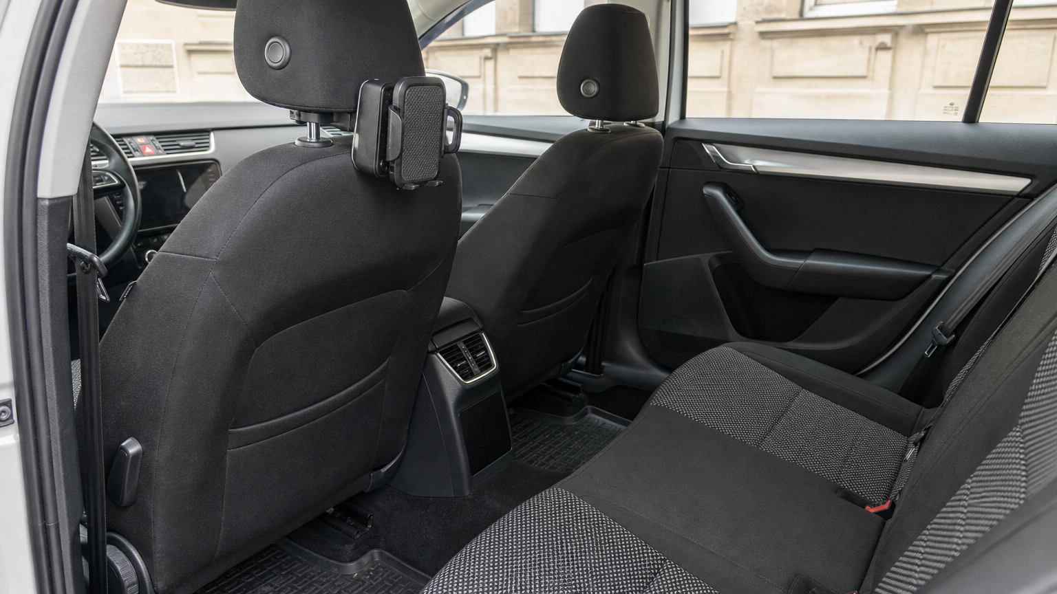 Detail smlouvy, klíčů od taxi vozu a poznámek s kontrolním seznamem před podpisem
