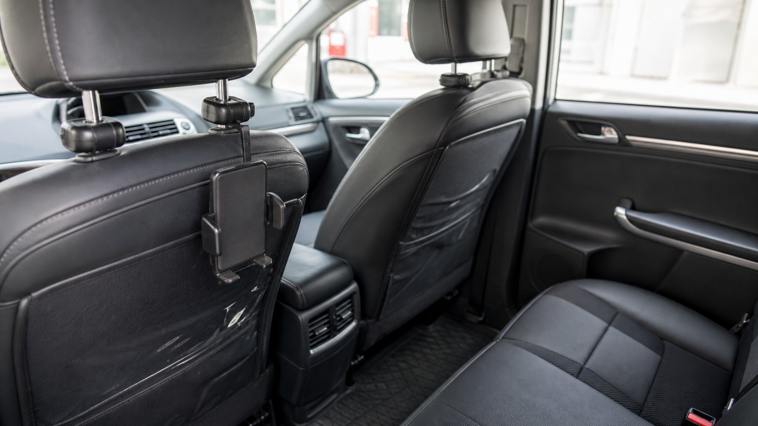 Detail palubní desky a servisních dokumentů u ojetého hybridu pro taxi