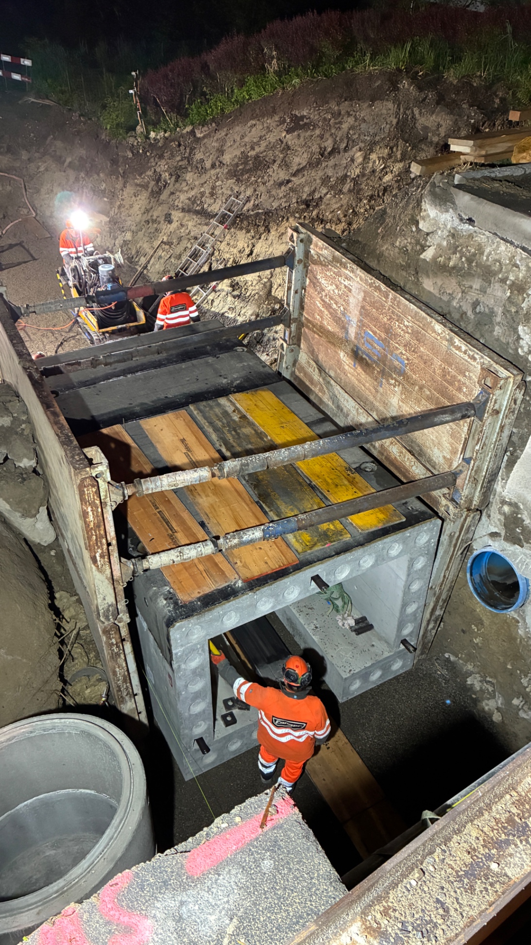 Bachdurchlass Küntwilerstrasse – Einbau in der Nacht — Bild 7