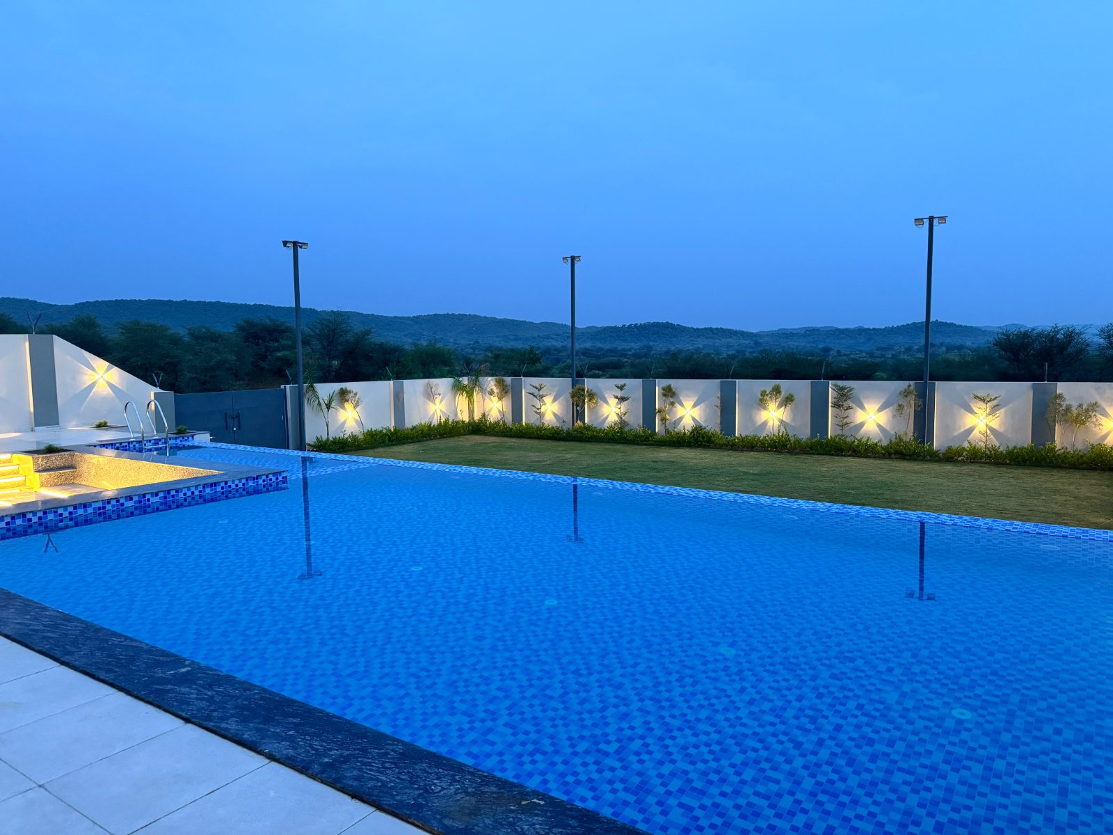 Garden lawn and exterior facade at The Zuri Arcade, Kukas / Delhi-Ajmer Bypass, Jaipur (Photo 7)