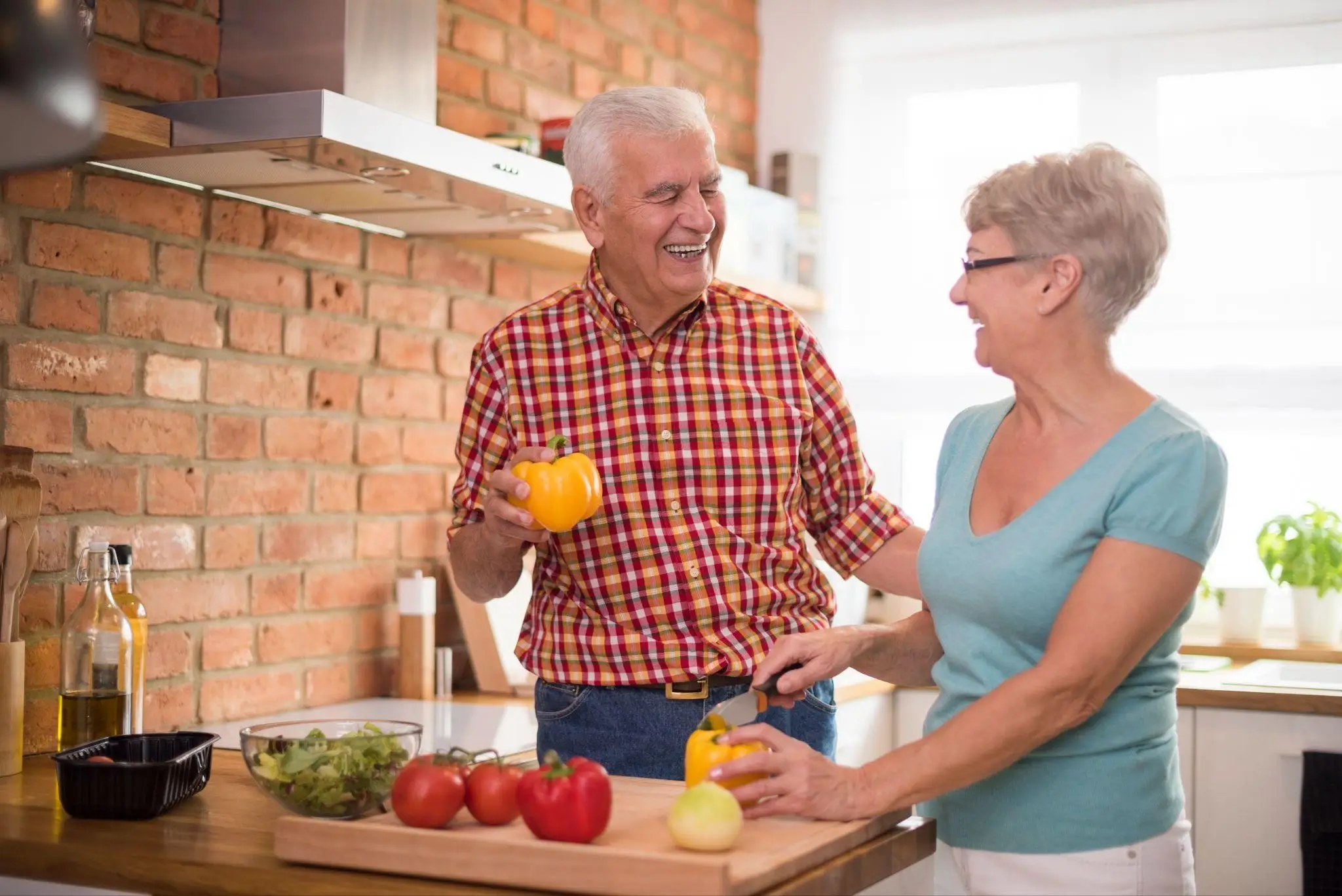 Aprende qué debe incluir el alimento para adulto mayor, qué vitaminas necesita y cuándo considerar suplementos.