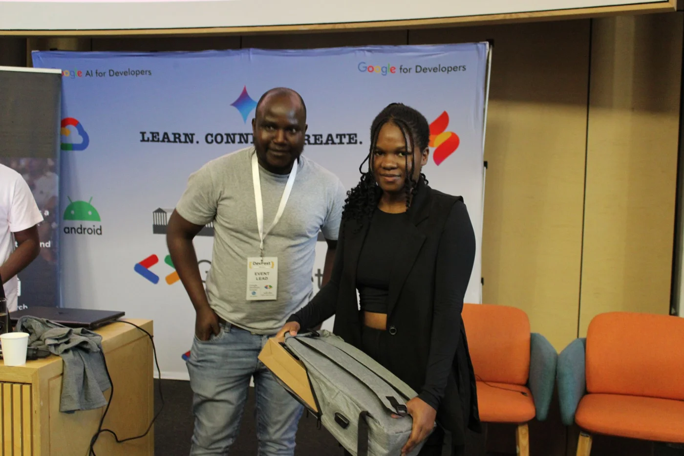 Remise d’un prix du challenge fata × GDG Pretoria pendant DevFest Pretoria, le 22 novembre 2025.