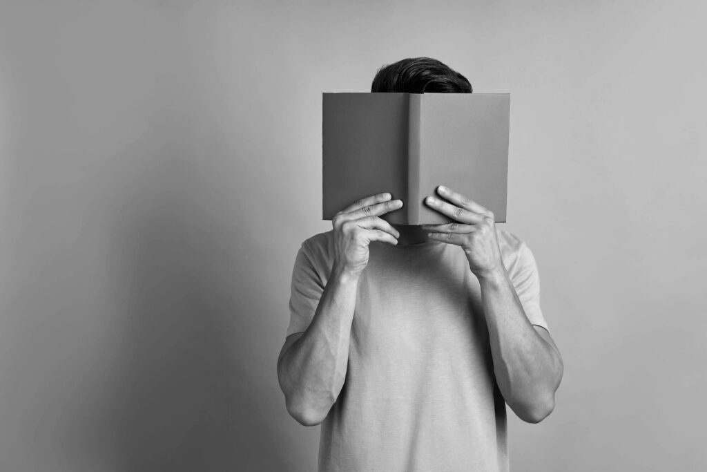 عندي محتوى أريد تقديمه ولكن يمنعني خجلي من الظهور، ما الحل؟