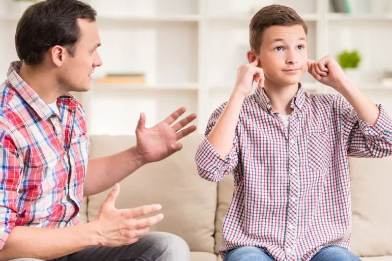 كيف أتعامل مع المراهق العنيد؟